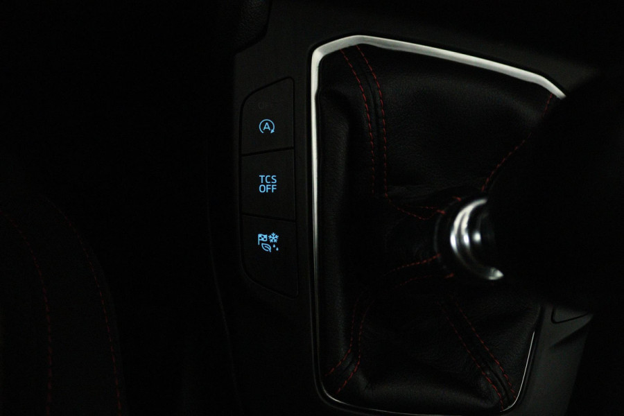 Ford Focus 1.0 EcoBoost Titanium Business (NAVIGATIE, CARPLAY, PARKEERSENSOREN, ACHTERUITRIJCAMERA, NL-AUTO)