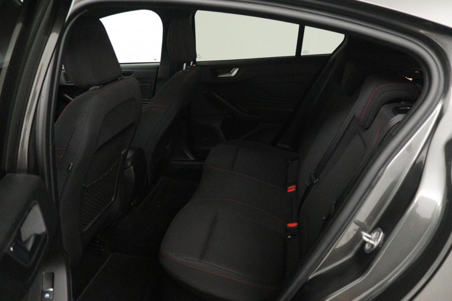 Ford Focus 1.0 EcoBoost Titanium Business (NAVIGATIE, CARPLAY, PARKEERSENSOREN, ACHTERUITRIJCAMERA, NL-AUTO)