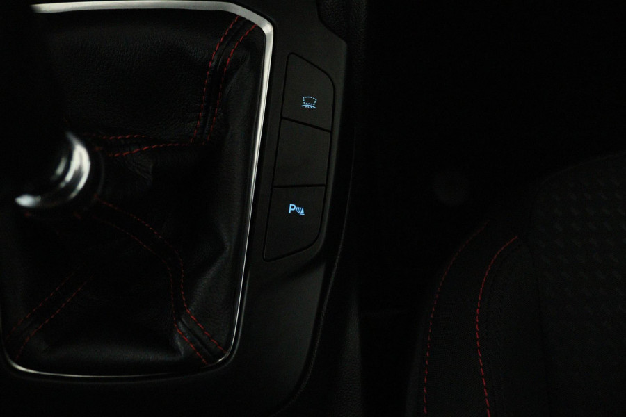 Ford Focus 1.0 EcoBoost Titanium Business (NAVIGATIE, CARPLAY, PARKEERSENSOREN, ACHTERUITRIJCAMERA, NL-AUTO)