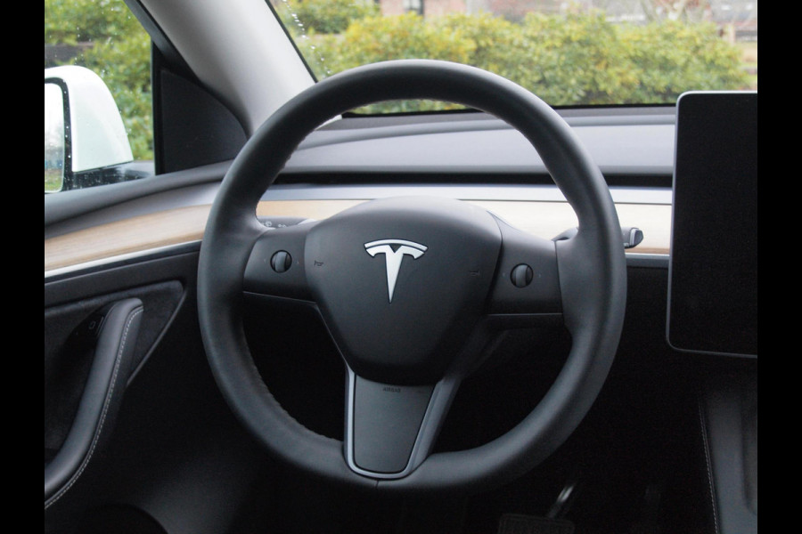 Tesla Model Y Long Range AWD 75 kWh | Panoramadak | Trekhaak | Camera | Apple Carplay | Cruise Control |