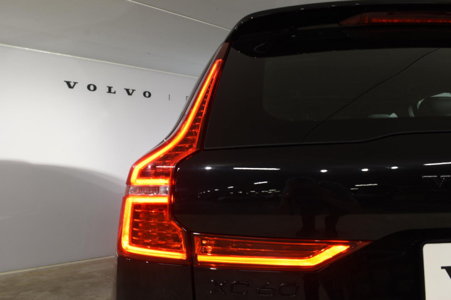 Volvo XC60 T6 350PK Automaat Plug-in Hybrid AWD Plus Black Edition/ Bowers & Wilkins / Navigatie / 360 Camera / Head-up Display / Panoramadak /  Stoelverwarming v+a / Stuurverwarming / 21'' Velgen
