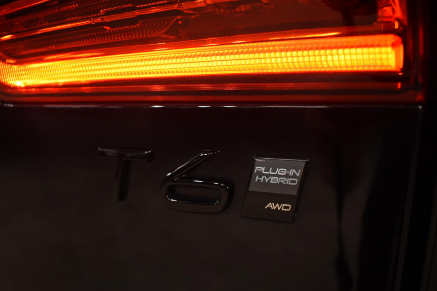 Volvo XC60 T6 350PK Automaat Plug-in Hybrid AWD Plus Black Edition/ Bowers & Wilkins / Navigatie / 360 Camera / Head-up Display / Panoramadak /  Stoelverwarming v+a / Stuurverwarming / 21'' Velgen