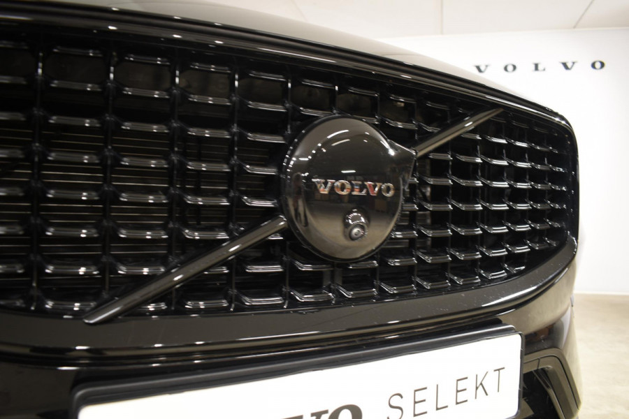 Volvo XC60 T6 350PK Automaat Plug-in Hybrid AWD Plus Black Edition/ Bowers & Wilkins / Navigatie / 360 Camera / Head-up Display / Panoramadak /  Stoelverwarming v+a / Stuurverwarming / 21'' Velgen