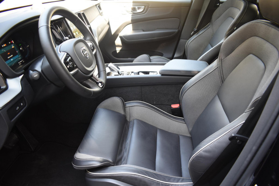 Volvo XC60 T6 350PK Automaat Plug-in Hybrid AWD Plus Black Edition/ Bowers & Wilkins / Navigatie / 360 Camera / Head-up Display / Panoramadak /  Stoelverwarming v+a / Stuurverwarming / 21'' Velgen