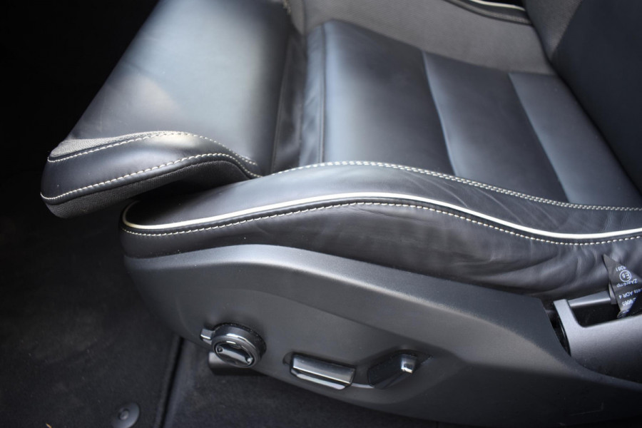 Volvo XC60 T6 350PK Automaat Plug-in Hybrid AWD Plus Black Edition/ Bowers & Wilkins / Navigatie / 360 Camera / Head-up Display / Panoramadak /  Stoelverwarming v+a / Stuurverwarming / 21'' Velgen