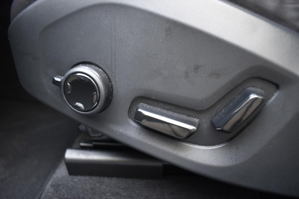 Volvo XC60 T6 350PK Automaat Plug-in Hybrid AWD Plus Black Edition/ Bowers & Wilkins / Navigatie / 360 Camera / Head-up Display / Panoramadak /  Stoelverwarming v+a / Stuurverwarming / 21'' Velgen