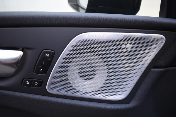 Volvo XC60 T6 350PK Automaat Plug-in Hybrid AWD Plus Black Edition/ Bowers & Wilkins / Navigatie / 360 Camera / Head-up Display / Panoramadak /  Stoelverwarming v+a / Stuurverwarming / 21'' Velgen