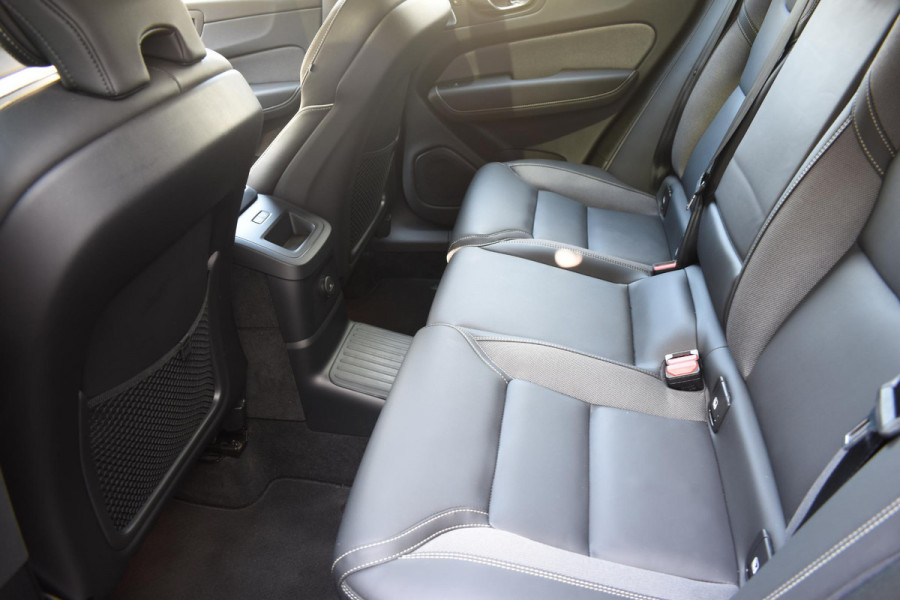 Volvo XC60 T6 350PK Automaat Plug-in Hybrid AWD Plus Black Edition/ Bowers & Wilkins / Navigatie / 360 Camera / Head-up Display / Panoramadak /  Stoelverwarming v+a / Stuurverwarming / 21'' Velgen