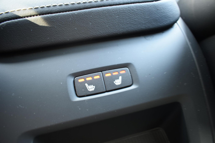 Volvo XC60 T6 350PK Automaat Plug-in Hybrid AWD Plus Black Edition/ Bowers & Wilkins / Navigatie / 360 Camera / Head-up Display / Panoramadak /  Stoelverwarming v+a / Stuurverwarming / 21'' Velgen