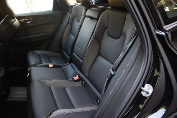 Volvo XC60 T6 350PK Automaat Plug-in Hybrid AWD Plus Black Edition/ Bowers & Wilkins / Navigatie / 360 Camera / Head-up Display / Panoramadak /  Stoelverwarming v+a / Stuurverwarming / 21'' Velgen