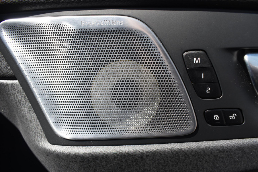 Volvo XC60 T6 350PK Automaat Plug-in Hybrid AWD Plus Black Edition/ Bowers & Wilkins / Navigatie / 360 Camera / Head-up Display / Panoramadak /  Stoelverwarming v+a / Stuurverwarming / 21'' Velgen