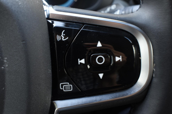 Volvo XC60 T6 350PK Automaat Plug-in Hybrid AWD Plus Black Edition/ Bowers & Wilkins / Navigatie / 360 Camera / Head-up Display / Panoramadak /  Stoelverwarming v+a / Stuurverwarming / 21'' Velgen