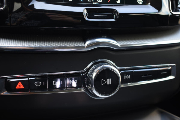 Volvo XC60 T6 350PK Automaat Plug-in Hybrid AWD Plus Black Edition/ Bowers & Wilkins / Navigatie / 360 Camera / Head-up Display / Panoramadak /  Stoelverwarming v+a / Stuurverwarming / 21'' Velgen