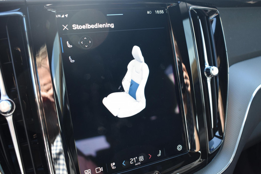 Volvo XC60 T6 350PK Automaat Plug-in Hybrid AWD Plus Black Edition/ Bowers & Wilkins / Navigatie / 360 Camera / Head-up Display / Panoramadak /  Stoelverwarming v+a / Stuurverwarming / 21'' Velgen