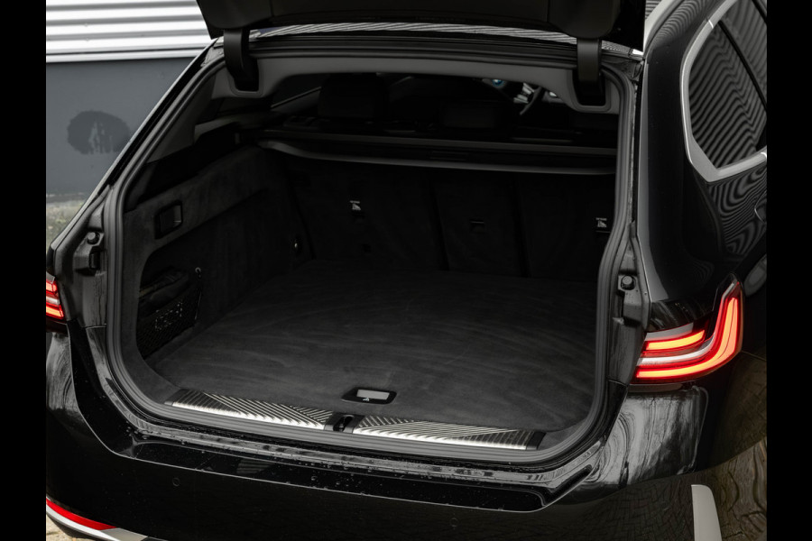 BMW i5 Touring eDrive40 - Sportstoelen - Getint Glas - Harman Kardon - Iconic Glow Exterieur