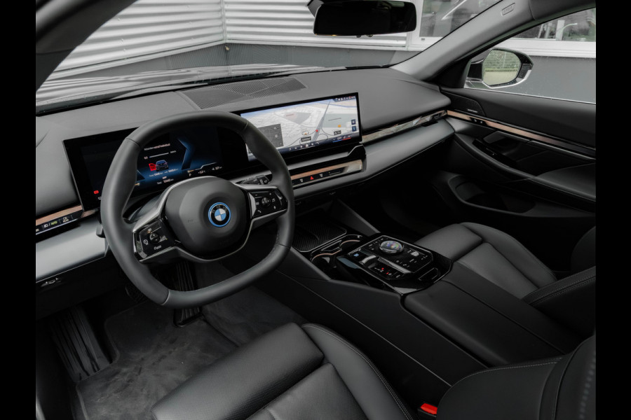 BMW i5 Touring eDrive40 - Sportstoelen - Getint Glas - Harman Kardon - Iconic Glow Exterieur
