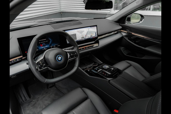 BMW i5 Touring eDrive40 - Sportstoelen - Getint Glas - Harman Kardon - Iconic Glow Exterieur