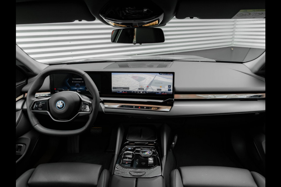 BMW i5 Touring eDrive40 - Sportstoelen - Getint Glas - Harman Kardon - Iconic Glow Exterieur