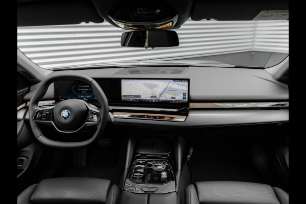 BMW i5 Touring eDrive40 - Sportstoelen - Getint Glas - Harman Kardon - Iconic Glow Exterieur