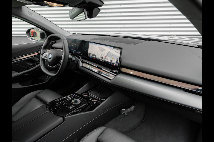 BMW i5 Touring eDrive40 - Sportstoelen - Getint Glas - Harman Kardon - Iconic Glow Exterieur