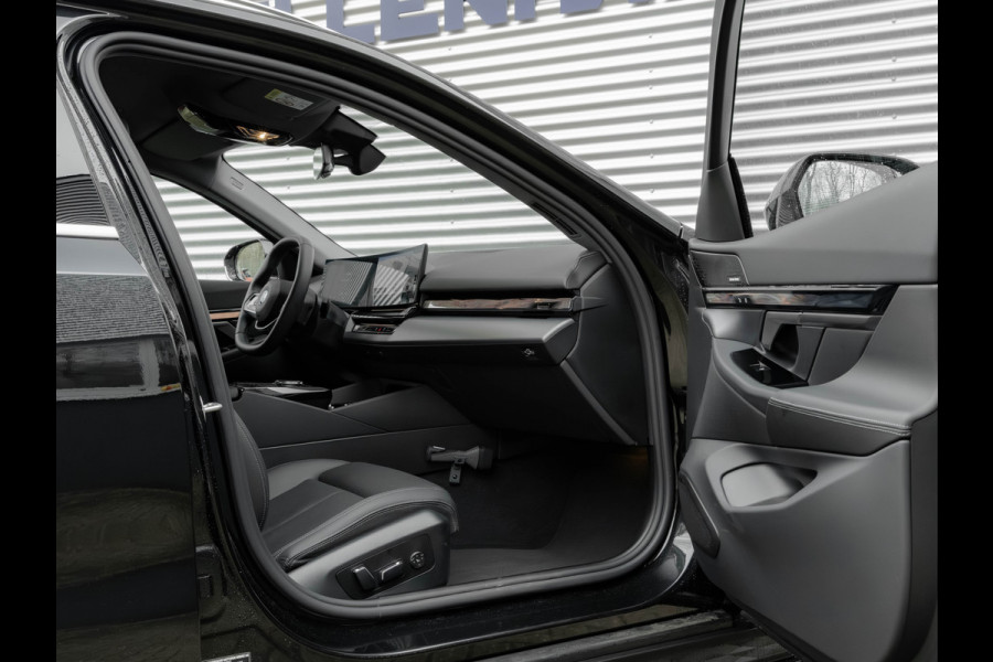BMW i5 Touring eDrive40 - Sportstoelen - Getint Glas - Harman Kardon - Iconic Glow Exterieur