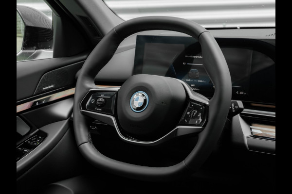 BMW i5 Touring eDrive40 - Sportstoelen - Getint Glas - Harman Kardon - Iconic Glow Exterieur