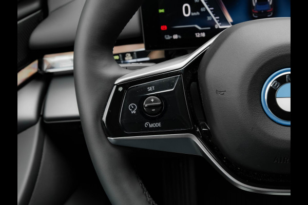 BMW i5 Touring eDrive40 - Sportstoelen - Getint Glas - Harman Kardon - Iconic Glow Exterieur