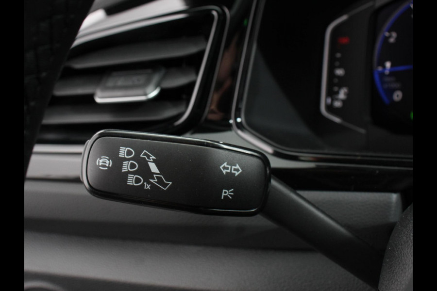 Volkswagen T-Roc 1.5 TSI DSG R-Line+Blackpack | Climate control | Adaptieve cruise control | Panoramadak | LED | Navigatie | Achteruitrijcamera | Parkeersensoren | Apple Carplay/ Android Auto | Radio