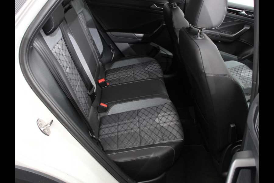 Volkswagen T-Roc 1.5 TSI DSG R-Line+Blackpack | Climate control | Adaptieve cruise control | Panoramadak | LED | Navigatie | Achteruitrijcamera | Parkeersensoren | Apple Carplay/ Android Auto | Radio