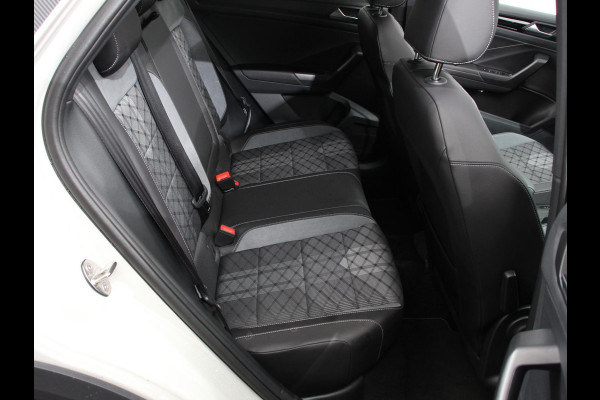 Volkswagen T-Roc 1.5 TSI DSG R-Line+Blackpack | Climate control | Adaptieve cruise control | Panoramadak | LED | Navigatie | Achteruitrijcamera | Parkeersensoren | Apple Carplay/ Android Auto | Radio