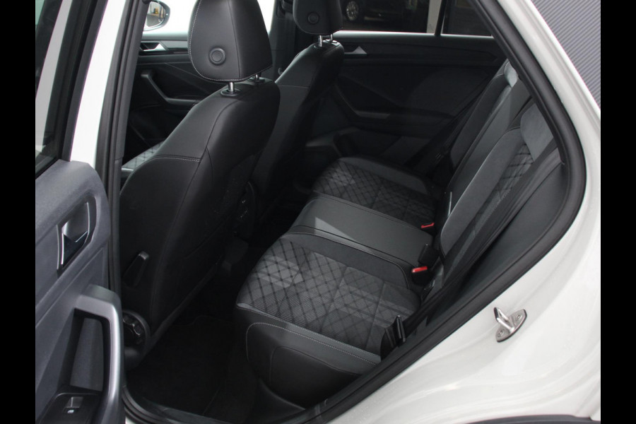 Volkswagen T-Roc 1.5 TSI DSG R-Line+Blackpack | Climate control | Adaptieve cruise control | Panoramadak | LED | Navigatie | Achteruitrijcamera | Parkeersensoren | Apple Carplay/ Android Auto | Radio