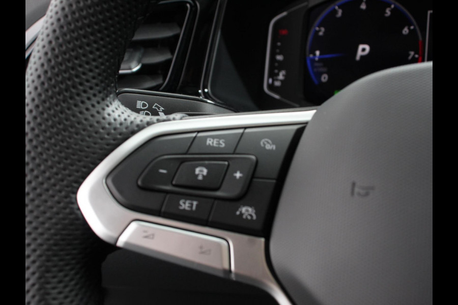 Volkswagen T-Roc 1.5 TSI DSG R-Line+Blackpack | Climate control | Adaptieve cruise control | Panoramadak | LED | Navigatie | Achteruitrijcamera | Parkeersensoren | Apple Carplay/ Android Auto | Radio