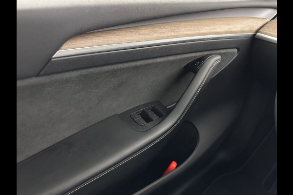 Tesla Model Y Long Range AWD 75 kWh Black-Line [ 3-Fase-11kW ] {SOH-82%} (INCL-BTW) Aut. *PANO | AUTO-PILOT | LEATHER | NAVI-FULLMAP | MATRIX-LED | KEYLESS | CAMERA | DAB+ | HEATED-COMFORTSEATS | PRIVACYGLASS | TOPVIEW | TOWBAR |  20''ALU*