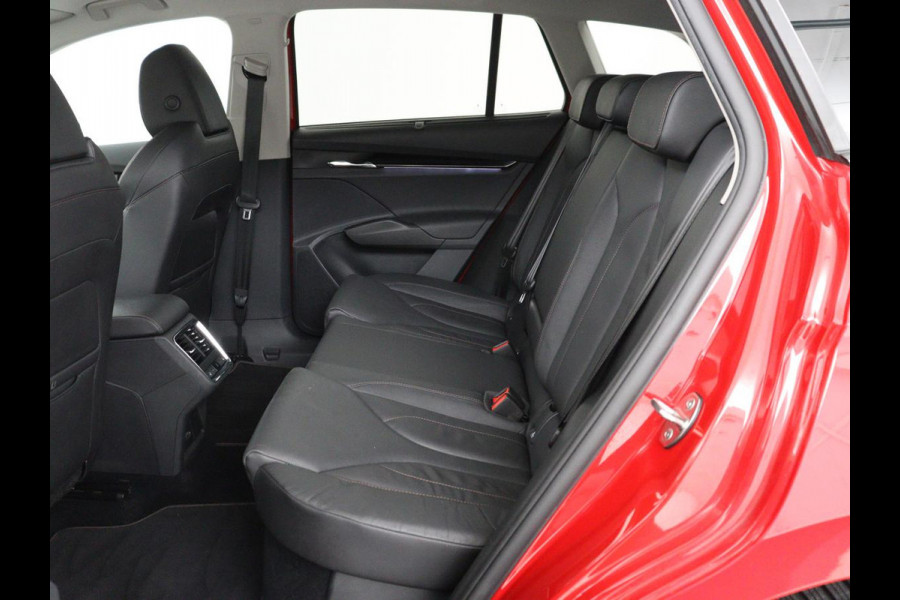 Škoda ENYAQ iV 80 | Leder | Stoelverwarming | Trekhaak | Adaptive cruise | Warmtepomp | Matrix LED | Carplay | 21'' | Achterbankverwarming | Navigatie | Sport Plus Pakket | Sfeerverlichting