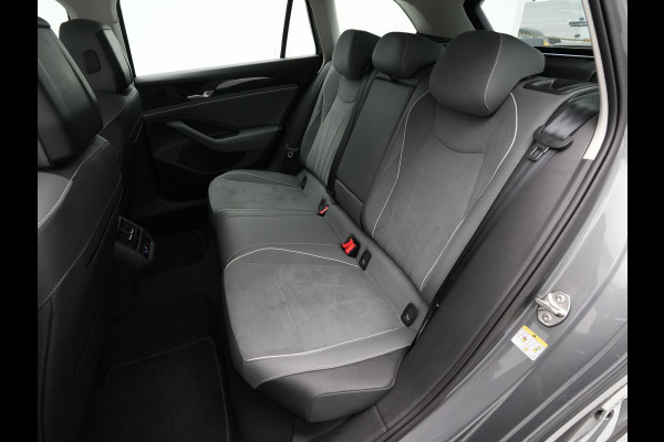 Volkswagen Passat Variant 1.5 eTSI 150pk DSG Business Trekhaak Navigatie Camera Massage Android/Carplay