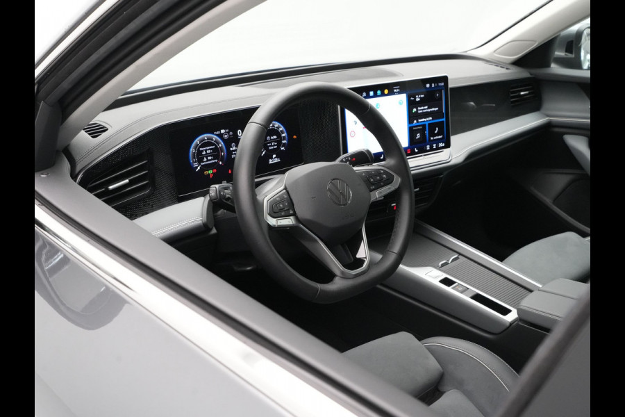 Volkswagen Passat Variant 1.5 eTSI 150pk DSG Business Trekhaak Navigatie Camera Massage Android/Carplay