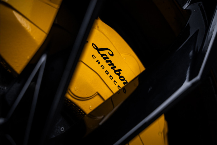 Lamborghini Urus 4.0 V8 - BTW | Akrapovic | Keramisch | Panorama | Xpel | B&O+ | Massage