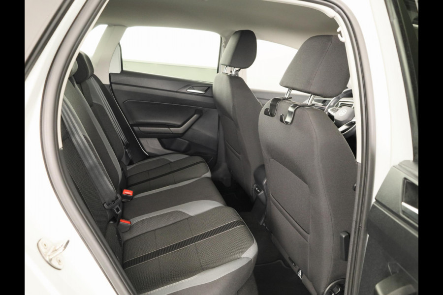 Volkswagen Polo 1.0 TSI Style 95 PK | Matrix koplampen | Navigatie via app | Parkeersensoren | Privacy glass |
