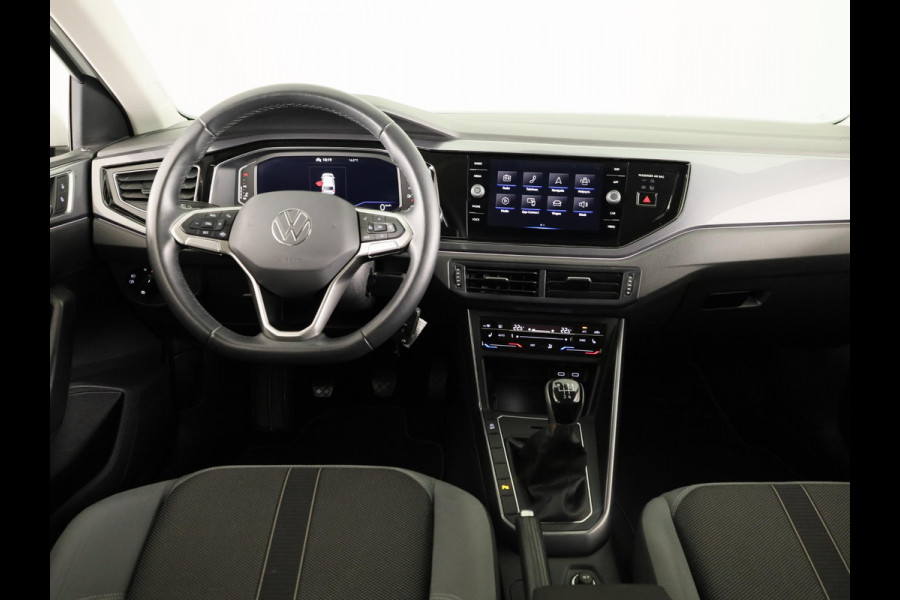 Volkswagen Polo 1.0 TSI Style 95 PK | Matrix koplampen | Navigatie via app | Parkeersensoren | Privacy glass |