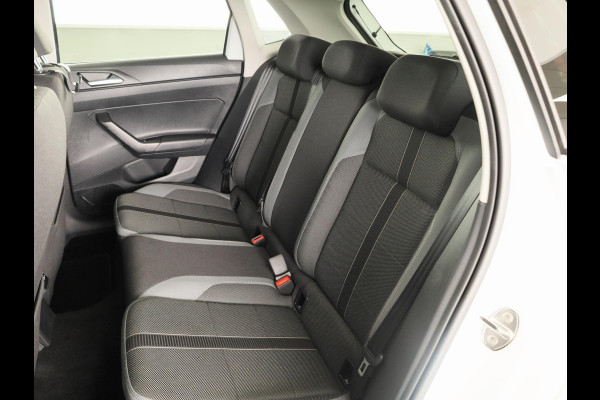 Volkswagen Polo 1.0 TSI Style 95 PK | Matrix koplampen | Navigatie via app | Parkeersensoren | Privacy glass |