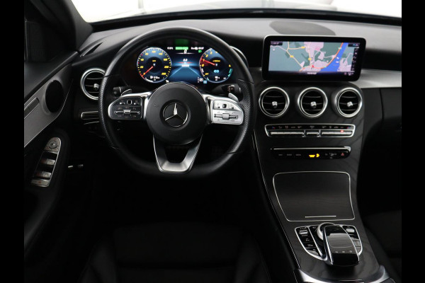 Mercedes-Benz C-Klasse 300e AMG | Panoramadak | 360 Camera | Stoelverwarming | Leder/Alcantara | Carplay | Sfeerverlichting | Park Assist | Navigatie | Full LED | PHEV | Plug In