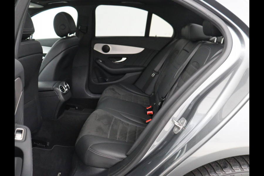 Mercedes-Benz C-Klasse 300e AMG | Panoramadak | 360 Camera | Stoelverwarming | Leder/Alcantara | Carplay | Sfeerverlichting | Park Assist | Navigatie | Full LED | PHEV | Plug In