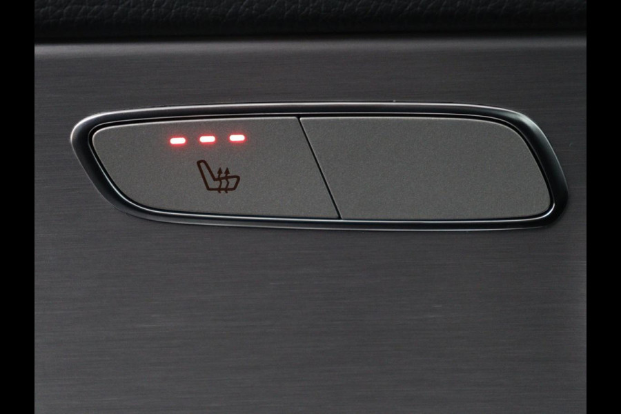 Mercedes-Benz C-Klasse 300e AMG | Panoramadak | 360 Camera | Stoelverwarming | Leder/Alcantara | Carplay | Sfeerverlichting | Park Assist | Navigatie | Full LED | PHEV | Plug In
