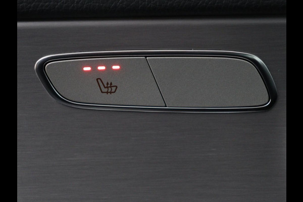 Mercedes-Benz C-Klasse 300e AMG | Panoramadak | 360 Camera | Stoelverwarming | Leder/Alcantara | Carplay | Sfeerverlichting | Park Assist | Navigatie | Full LED | PHEV | Plug In