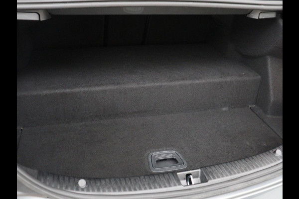 Mercedes-Benz C-Klasse 300e AMG | Panoramadak | 360 Camera | Stoelverwarming | Leder/Alcantara | Carplay | Sfeerverlichting | Park Assist | Navigatie | Full LED | PHEV | Plug In