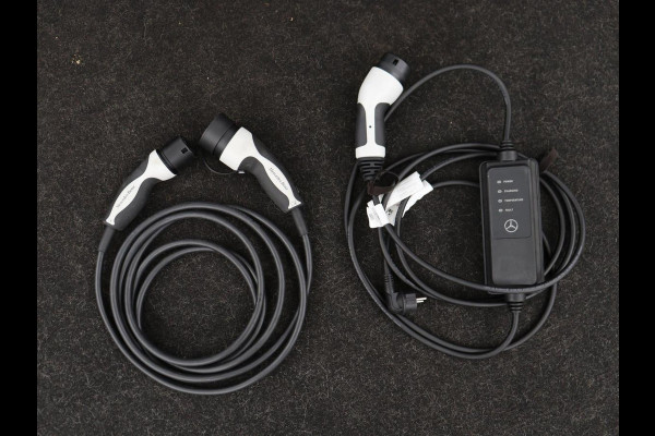 Mercedes-Benz C-Klasse 300e AMG | Panoramadak | 360 Camera | Stoelverwarming | Leder/Alcantara | Carplay | Sfeerverlichting | Park Assist | Navigatie | Full LED | PHEV | Plug In