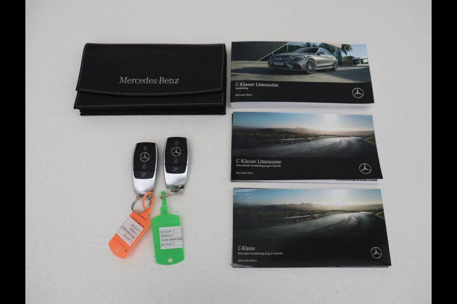 Mercedes-Benz C-Klasse 300e AMG | Panoramadak | 360 Camera | Stoelverwarming | Leder/Alcantara | Carplay | Sfeerverlichting | Park Assist | Navigatie | Full LED | PHEV | Plug In