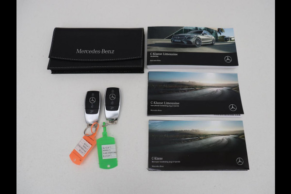 Mercedes-Benz C-Klasse 300e AMG | Panoramadak | 360 Camera | Stoelverwarming | Leder/Alcantara | Carplay | Sfeerverlichting | Park Assist | Navigatie | Full LED | PHEV | Plug In