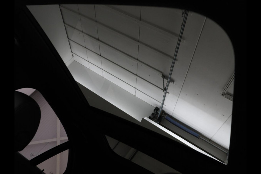 Mercedes-Benz C-Klasse 300e AMG | Panoramadak | 360 Camera | Stoelverwarming | Leder/Alcantara | Carplay | Sfeerverlichting | Park Assist | Navigatie | Full LED | PHEV | Plug In