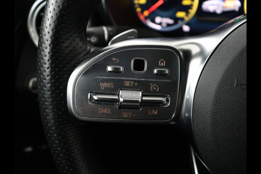 Mercedes-Benz C-Klasse 300e AMG | Panoramadak | 360 Camera | Stoelverwarming | Leder/Alcantara | Carplay | Sfeerverlichting | Park Assist | Navigatie | Full LED | PHEV | Plug In
